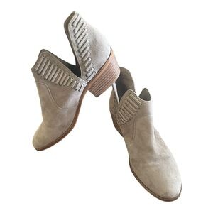 Vince Camuto Pevista Taupe Suede Ankle Booties Women’s Size 8.5